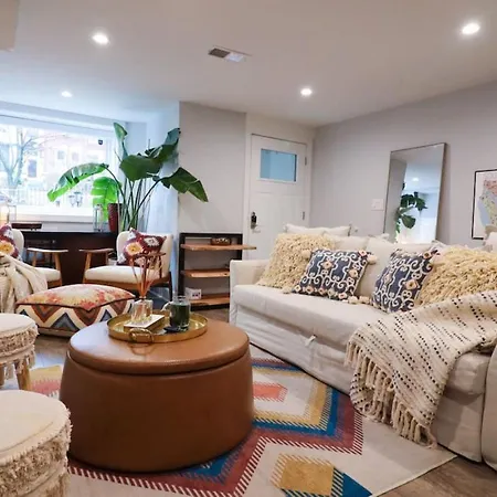 English Basement In Renovated 110 Yo Row Home